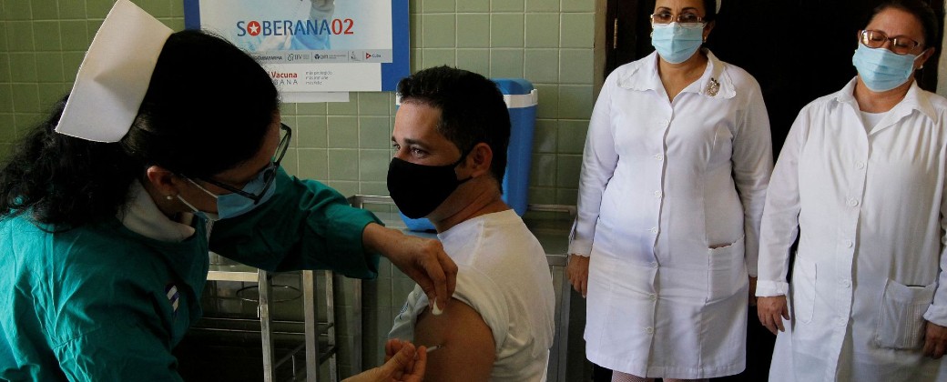 Un voluntario recibe en su brazo izquierdo la primera dosis de Soberana 02 en La Habana. Créditos: Jorge Luis Banos / AFP