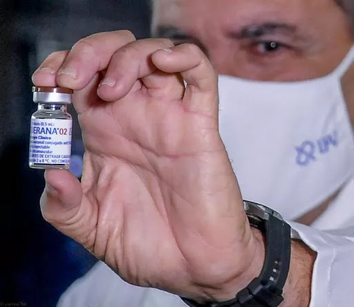 Un científico del Instituto Finlay de Vacunas (IFV) muestra una dosis de Soberana 02. Créditos: Excelencias Cuba