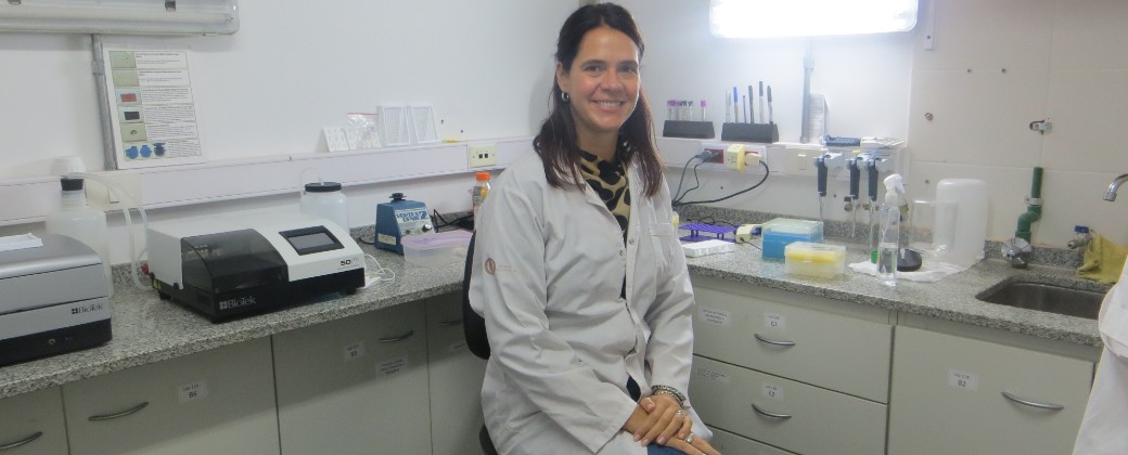 Georgina Cardama, directora de la Plataforma de Servicios Biotecnológicos, en uno de los laboratorios de la PSB. Créditos: Magalí Sánchez / UNQ