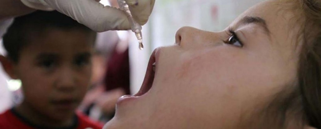 Un niño recibe la vacuna oral, también conocida como Sabin, que sirve para erradicar la polio salvaje. Créditos: Ministerio de Salud Pública de Tucumán