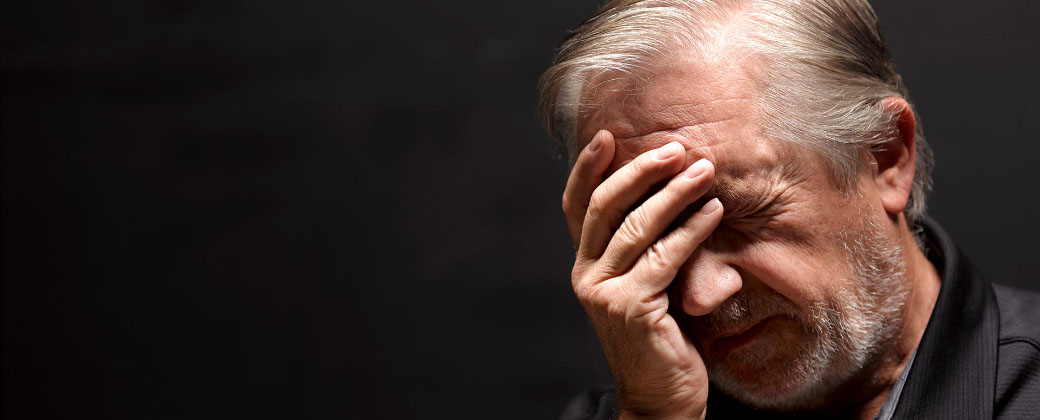 Un hombre cierra los ojos mientras se apoya la mano en la frente. El 52 por ciento de la población mundial sufre dolor de cabeza.