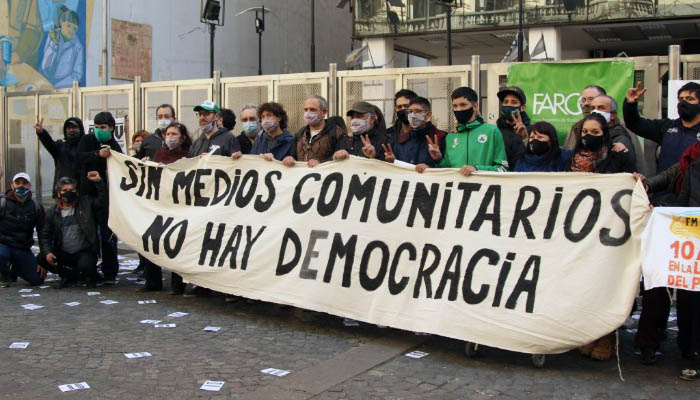 Integrantes de FARCO frente a la sede de ENACOM reclaman el cumplimiento de la Ley de Servicios de Comunicación Audiovisual y la ejecución del FOMECA con la bandera "Sin medios comunitarios no hay democracia". 