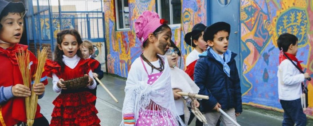 Un grupo de niños y niñas representan a los actores típicos de la Revolución de Mayo. Créditos: La Gaceta