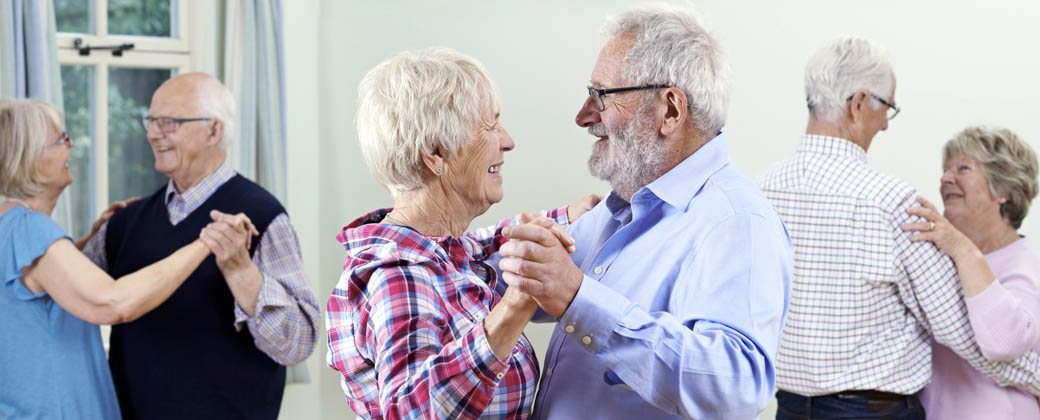 Adultos mayores bailan en pareja. La danza es una de las actividades para frenar el avance de la pérdida de memoria. Créditos: Newsweek