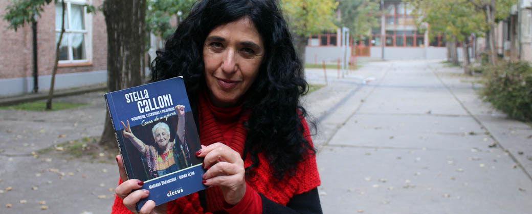 Mariana Baranchuk, docente y autora del libro "Stella Calloni. Periodismo, literatura y militancia" en los pasillos de la Universidad Nacional de Quilmes