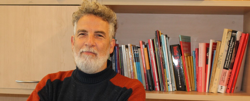 Martín Liut compiló los libros 2001, una crisis cantada y Las mil y una vidas de las canciones. Créditos: Magalí Sánchez / UNQ