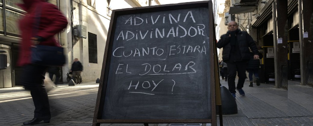 Las oscilaciones del dolar blue impactan en los precios de la mayoría de los productos y la suba provoca una devaluación del peso argentino. Créditos: Cronista.com