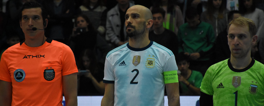 Con la número 2, Damián Stazzone luce la cinta de capitán argentino. Créditos: AFA