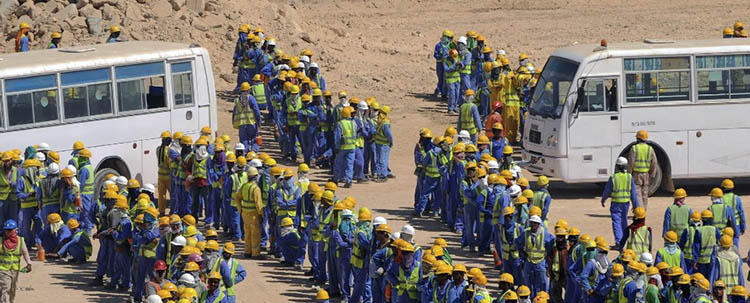 El CEO de Qatar 2022 afirma que murieron tres trabajadores durante los preparativos. Sin embargo, fuentes periodísticas afirman que fueron más de 6500 los obreros migrantes fallecidos. Créditos: Asia News