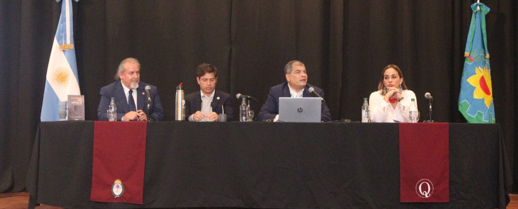 Alfredo Alfonso, Axel Kicillof, Rafael Correa y Gabriela Rivadeneira en el escenario del Aula Magna de la UNQ. Créditos: Magalí Sánchez