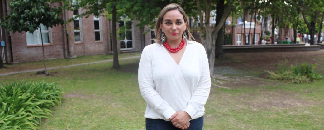 Gabriela Rivadeneira posa en la Universidad Nacional de Quilmes durante su visita como directora ejecutiva de IDEAL. Créditos: Magalí Sánchez