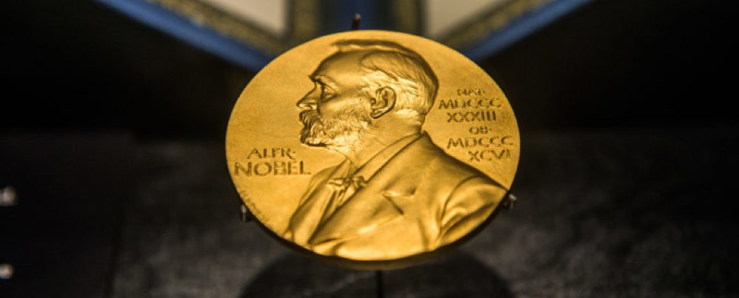 Los ganadores del Nobel reciben esta medalla de 18 quilates de oro y 900 mil dólares de premio. Créditos: Humanidades.com