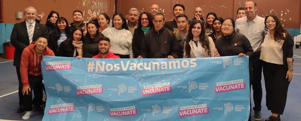 trabajadores del centro de vacunación posan junto a Alfredo Alfonso, Alejandra Zinni y Jonatan Konfino. Créditos: Universidad Nacional de Quilmes