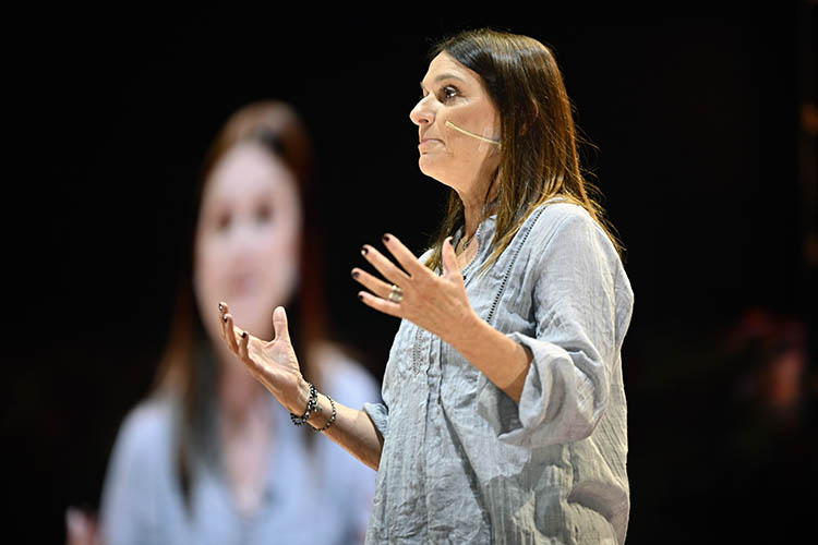 Inés Camilloni explica la "media sombra" en una charla TEDx. Créditos: TEDx.