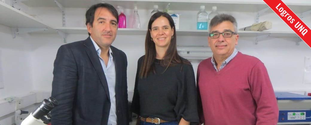 Daniel Alonso, Georgina Cardama e Ignacio Demarco posan en uno de los laboratorios de la UNQ