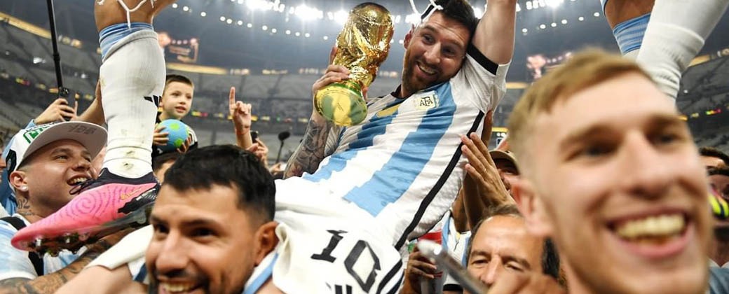 Messi con la copa del mundo en brazos.
