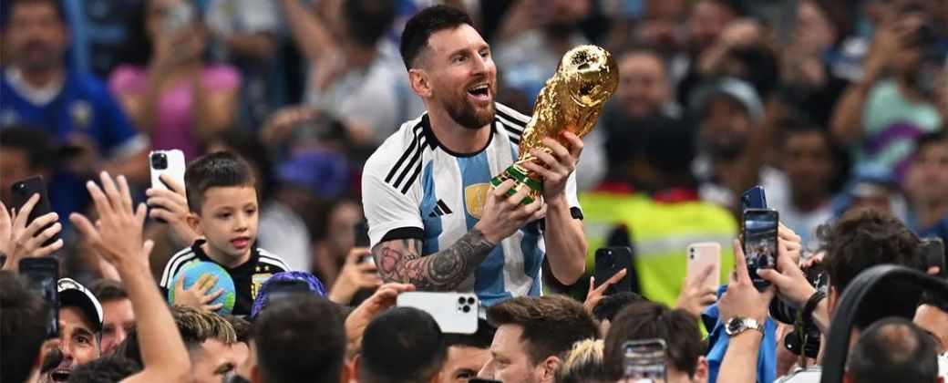 A caballito del Kun Agüero, Messi sonrié con la Copa del Mundo entre sus manos. Créditos: Diario UNO