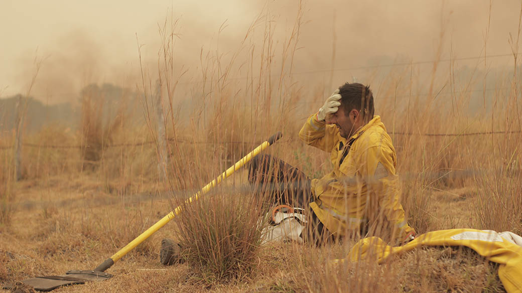 En la imagen se ve a Manuel “negro” Sánchez, jefe de los bomberos voluntarios de Caá Catí, Corrientes; agobiado por el avance del fuego y como todo se quemaba a su alrededor. 