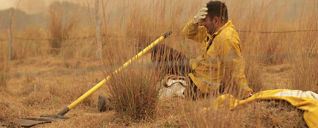 Manuel “negro” Sánchez, jefe de los bomberos voluntarios de Caá Catí, Corrientes; agobiado por el avance del fuego