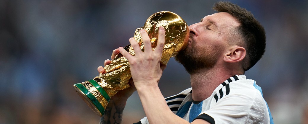Lionel Messi, capitán de la seleeción argentina, besa la copa del mundo. Créditos: AFA