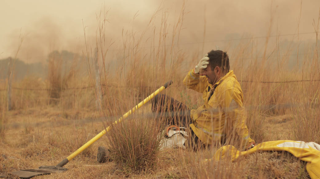 En la imagen se ve a Manuel “negro” Sánchez, jefe de los bomberos voluntarios de Caá Catí, Corrientes; agobiado por el avance del fuego y como todo se quemaba a su alrededor.