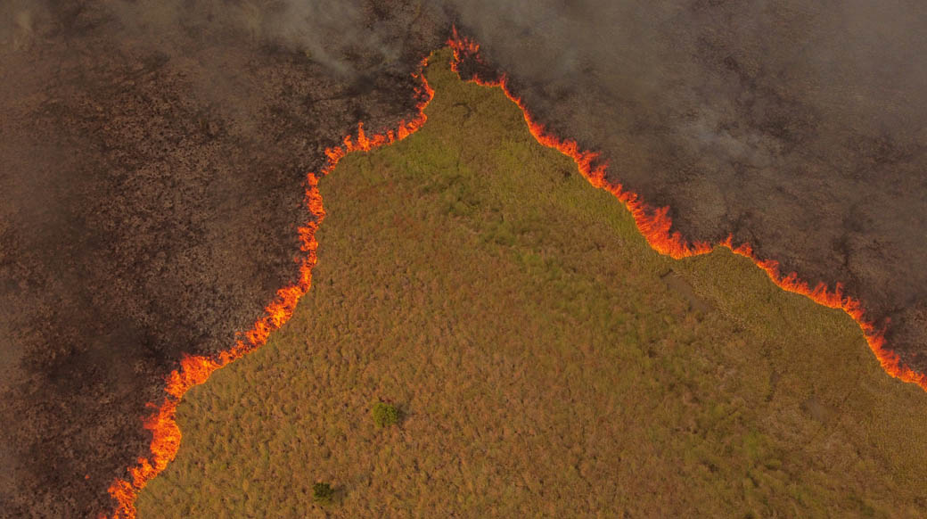 La grieta del agua y la tierra del fuego. En Corrientes, un territorio privilegiado en recursos naturales y cubierto por agua, el fuego