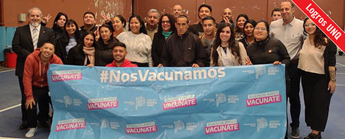 trabajadores del centro de vacunación posan junto a Alfredo Alfonso, Alejandra Zinni y Jonatan Konfino