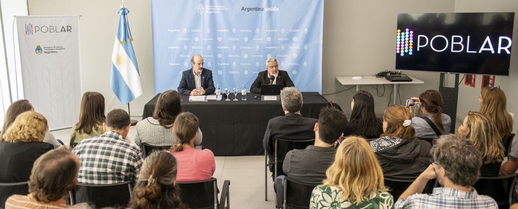 Diego Hurtado y Rolando González-José durante la última presentación de PoblAR- Créditos: Ministerio de Ciencia, Tecnología e Innovación