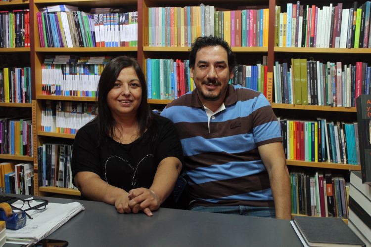 Rosana y Darío, vendedores de la librería Nota al pie.