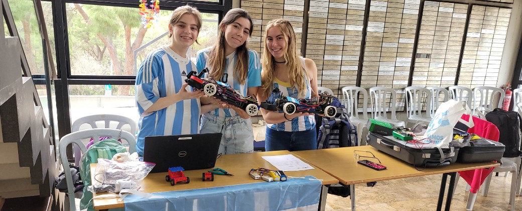 Antes de competir, Florencia Grillo, Sofía Perez Voges e Isabella Mastrangelo muestran sus robots. Créditos: Secundaria ORT.