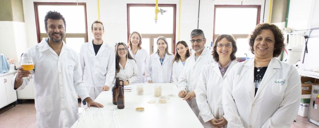 Parte del equipo que trabaja en la elaboración de la cerveza puntana. Créditos: Universidad Nacional de San Luis