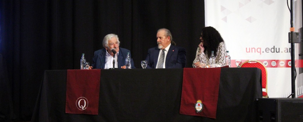 "Pepe" Mujica, el rector y la vicerrectora de la UNQ, Alfredo Alfonso y Alejandra Zinni. Créditos: Magalí Sánchez / Agencia de Noticias Científicas de la UNQ.