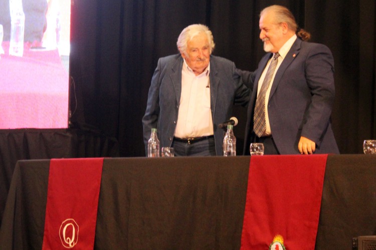 "Pepe" Mujica y el rector de la UNQ, Alfredo Alfonso. Créditos: Magalí Sánchez / Agencia de Noticias Científicas de la UNQ.