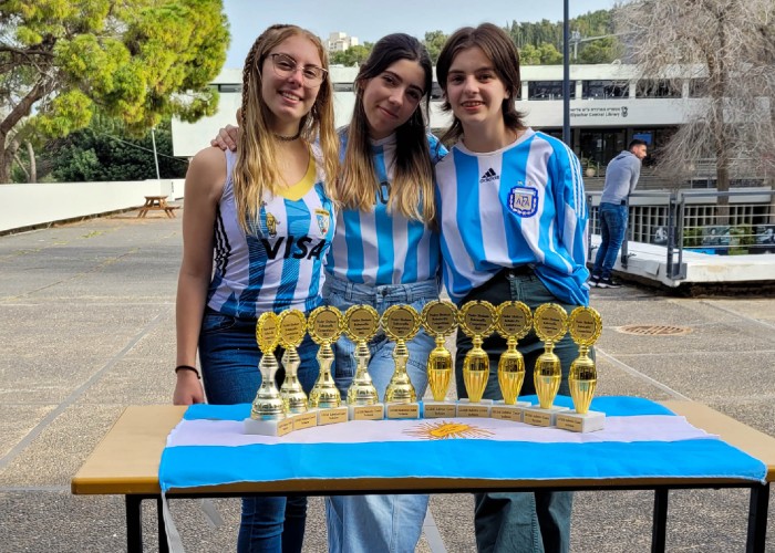 Isabella, Sofía y Florencia obtuvieron tres primeros puestos y cuatro segundos puestos en Robotraffic. Créditos: Secundaria ORT.