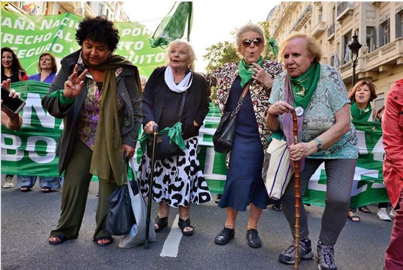 Dora Barrancos, Nelly Minyerski, Martha Rosenberg y Nina Brugo, pioneras del feminismo argentino, en la marcha del 8M de 2020. Créditos: Laura Reyes.