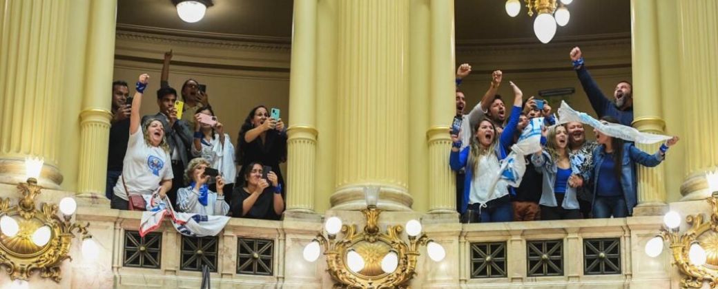 Celebración histórica. Miembros de la comunidad sorda festejan la sanción de la Ley. Créditos: Confederación Argentina de Sordos