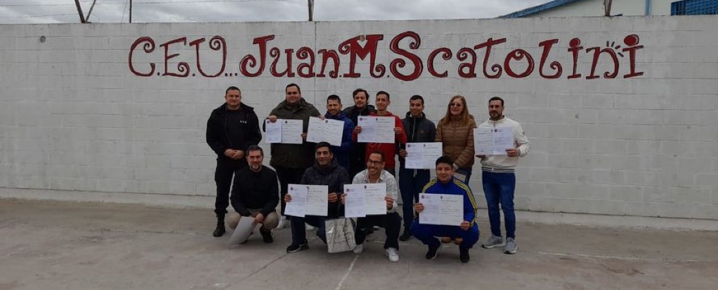 Doce personas privadas de la libertad en una cárcel de Florencio Varela finalizaron una experiencia alfabetizadora y fueron diplomados en Educación Popular por la UNQ. Créditos: InfoCielo.
