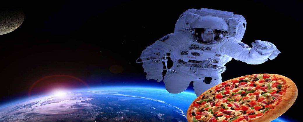 La comida espacial es un aspecto fundamental para mantener a los astronautas saludables y felices, y un reflejo de la innovación y la creatividad humana en el reino de la ciencia y la exploración. Crédito: nuevamujer.