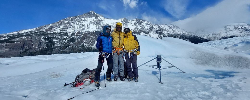 Parte del equipo de trabajo durante una de las expediciones en el glaciar. Créditos: IANIGLA