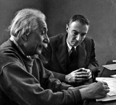 Albert Einstein y Robert Oppenheimer. Foto: Alfred Eisenstaedt.