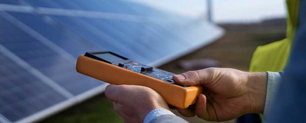 Los paneles solares son una alternativa para optimizar el uso de la energía. Créditos: UNAJ.