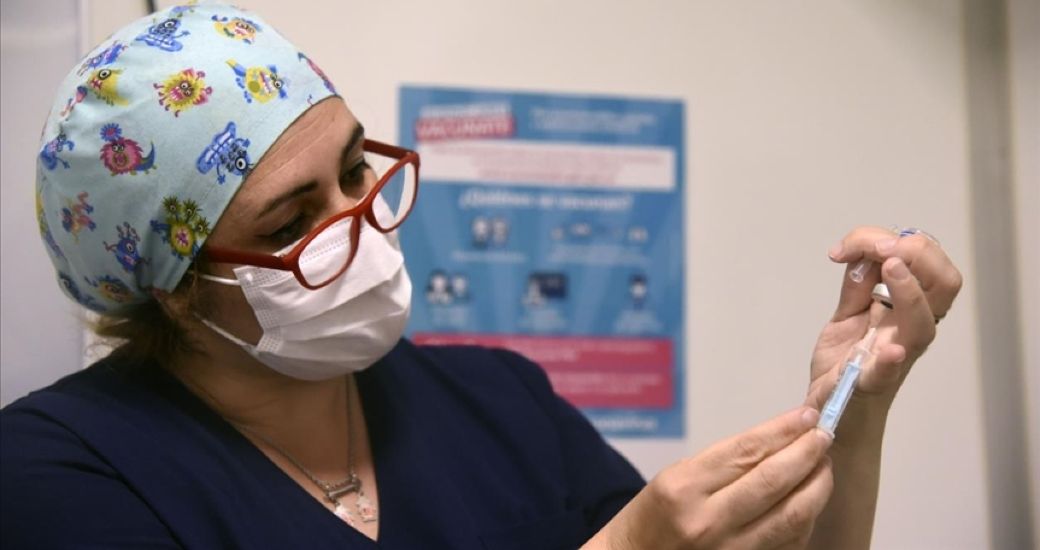 Una enfermera con la vacuna rusa Sputnik V contra el coronavirus en el Hospital Interzonal de Agudos Evita en Lanús, Buenos Aires, Argentina, el 15 de enero de 2020. (Mariano Gabriel Sánchez - Agencia Anadolu)