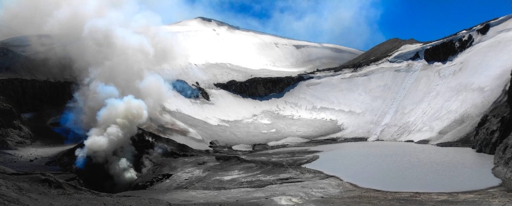 La cima del volcán Copahue está compuesto por un lago que contiene azufre y un glaciar. Créditos: LESVA.