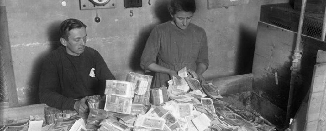 Pila de billetes sin valor, hiperinflación alemana, 1924. Créditos: El Confidencial.