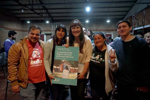 Fernanda Miño posa con una gigantografía del libro junto a personas que presenciaron la charla. Créditos: Twitter Fernanda Miño.