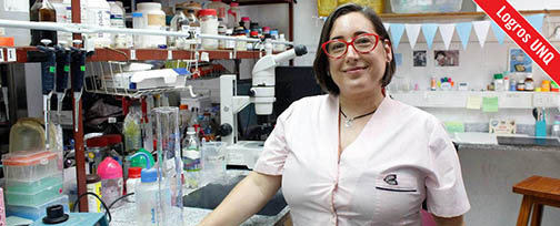 Nadia Chiaramoni en uno de los laboratorios de la UNQ. Créditos: Las argentinas trabajamos.