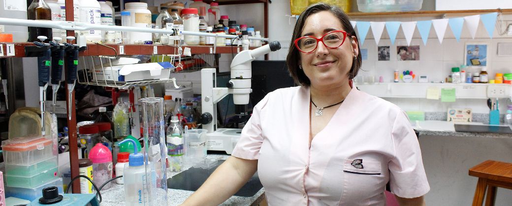 Nadia Chiaramoni posa en uno de los laboratorios de la UNQ. Créditos: Las argentinas trabajamos. 