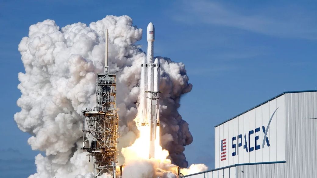 Un cohete de SpaceX despega desde el Centro Espacial Kennedy en febrero de 2018. Créditos: John Raoux / AP