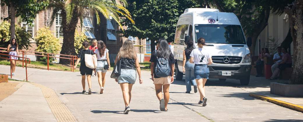 Estudiantes recorren la calle de la Universidad Nacional de Quilmes. Créditos: UNQ.