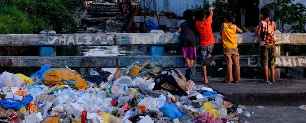 Niños en Filipinas rodeados de basura. Créditos: AFP.